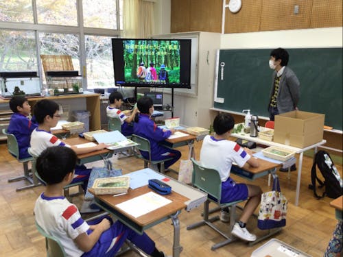 地元の学校へ出前授業をすることもあります