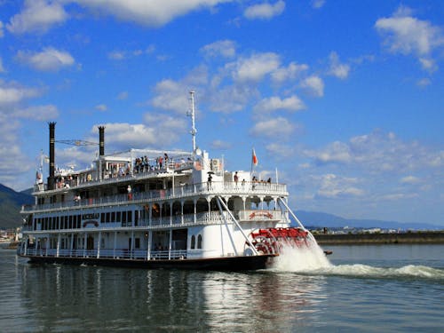 琵琶湖に浮かぶ遊覧船