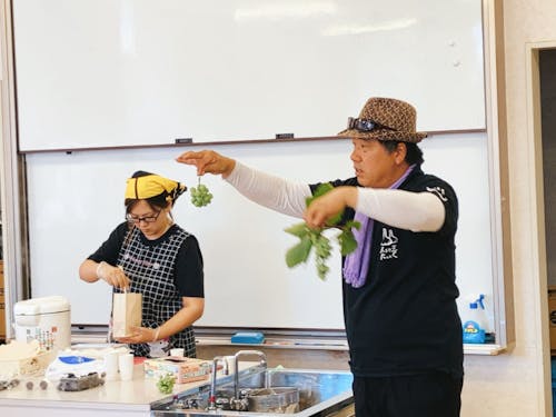 北本さんの熱い説明は涼しい室内で♪ぶどうやハリマ王にんにく加工品の販売もあります!