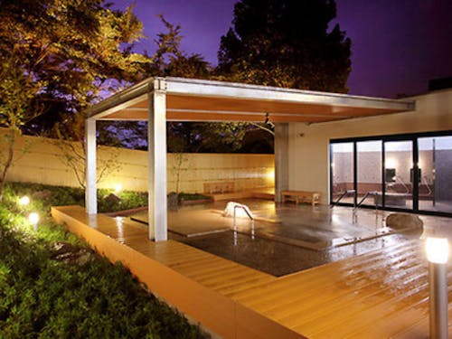 宿泊先のながた荘には地元民に愛される温泉も!