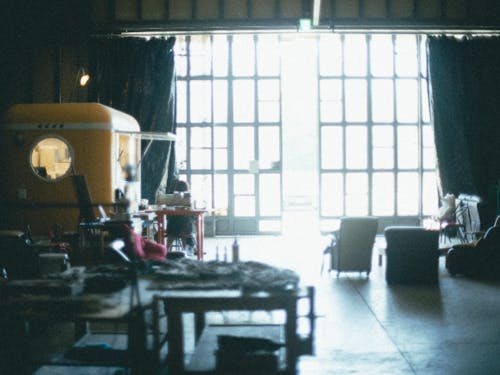 カフェやイベントスペースなどを備える空間