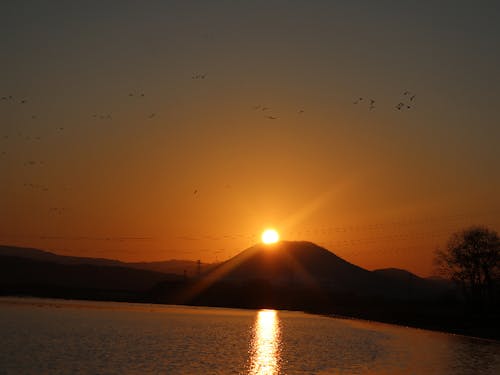 加美町のシンボル「薬莱山」。春と秋には山頂に太陽が沈む日も!