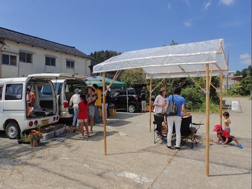 移住者たちが中心に開催している地元の野菜市