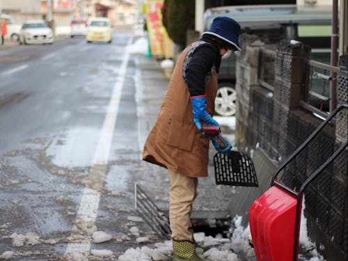 通学路の雪かき。寒さの分だけ、温かさが染みる冬。