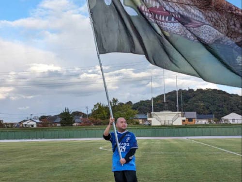 恐竜が描かれた旗をなびかせています