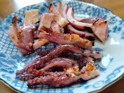 イカのなれずし(糀漬け)を作るおばあちゃんグループを訪問し、特産品を生み出すお手伝いも行います!