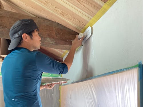 DIY中のお試し移住のお宿の漆喰塗り