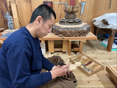 河田さんが仏像を彫る様子