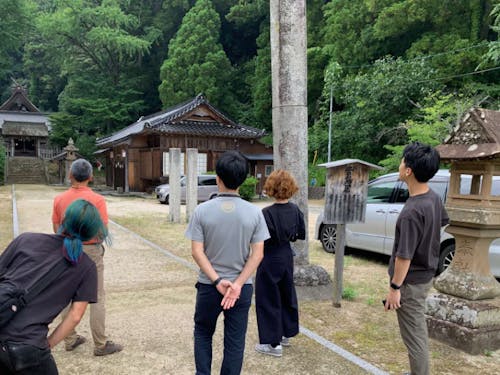 住民の方の案内を受けて地域を巡っている様子