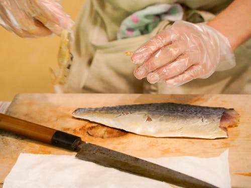 1年目の研修を通して、作業やその流れだけではなく、サバの漬け方や塩加減、寿し飯のつくり方も各事業所さんのところで見ていただきます。