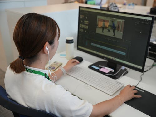 自ら撮影した素材を編集している大人の島留学生