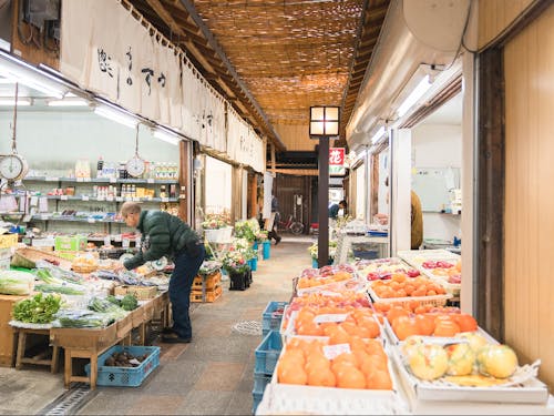 相談窓口は公設市場の中(カフェと市場の撮影:池田 礼)