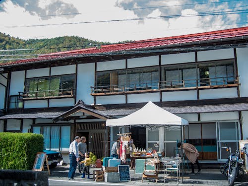 街道側から見た坂勘の外観。イベントを頻繁に行い、地域内外から多くの人が訪れ、さまざまな交流が生まれている。