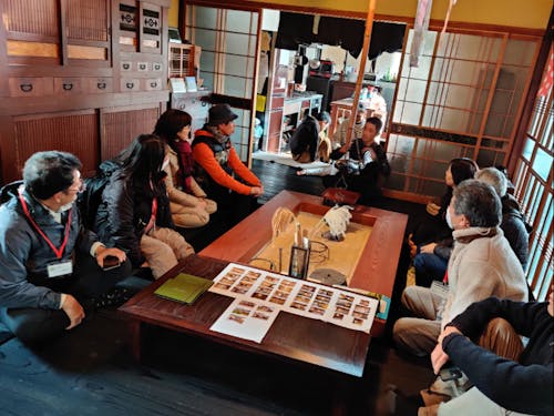 移住検討者向けに実施した空き家見学ツアーの様子。