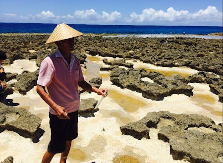 お隣の島徳之島の珊瑚礁のお風呂。ここで高濃度の海水を塩に。