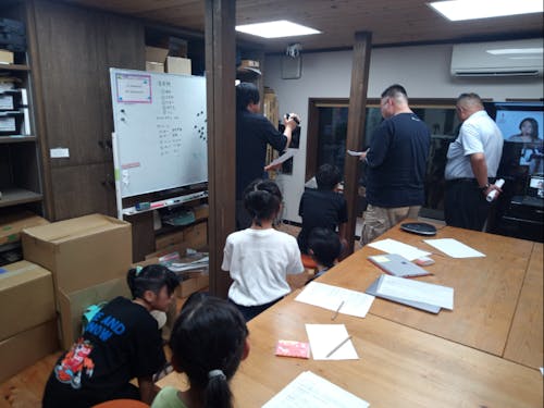 プレゼンを受けた村議会議員2名をうならせた最終プレゼンの様子です。