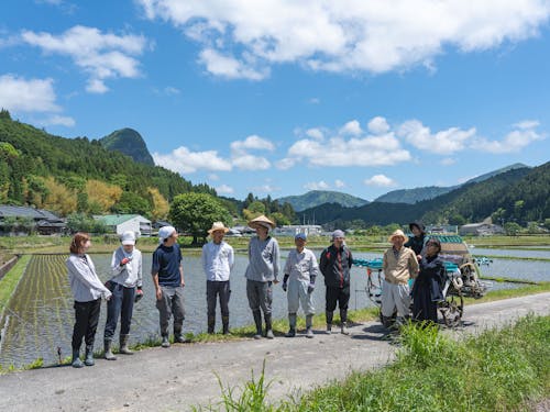 高齢農家に代わって若手の移住者が米作りを学ぶのをサポート