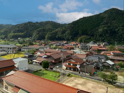 統一感のある赤褐色の石州瓦と、宿場町の町並みが美しい「佐々並市」