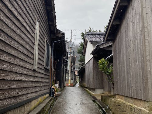 潮風から家を守る「焼き杉板」の町並み