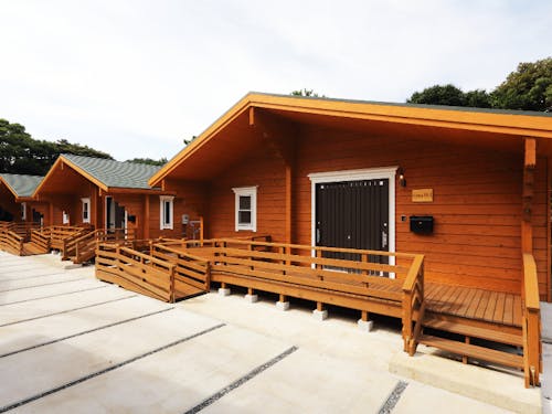 国産杉で作られたお洒落なログハウスはなんと村営住宅!