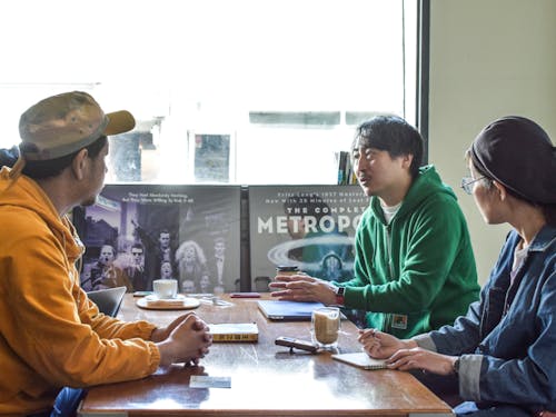 後継者不在の事業者様のもとへ現地訪問し取材をしている様子