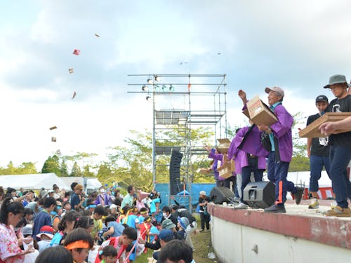 お客さんにお菓子を撒く様子。会場では様々な催しが行われます。