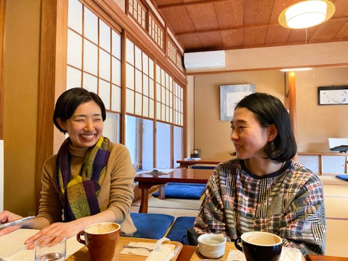 NPO萩博物館まちじゅう博物館で働いている山本さん(左)と、「つぎはぎ農園」で、民泊や農体験等を行なっている石田さん(右)。