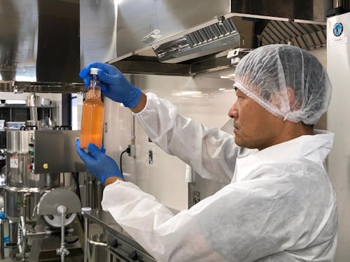 地場産品ブランド化事業で試作を行う様子