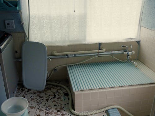 お風呂。寒い地域なので改修なしでの利用はお勧めできない。