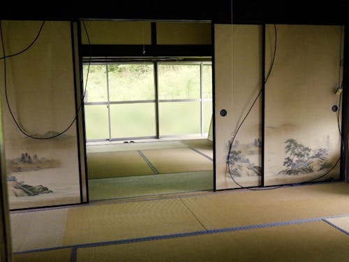 古い家なので状態は悪いが残置物はすべて整理済み。