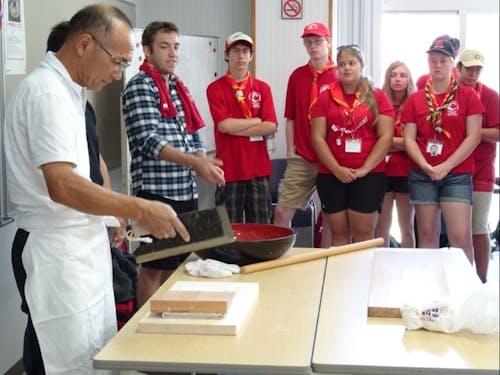 そば打ち体験には海外からのお客さんも参加