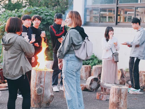 焚き火を囲って交流