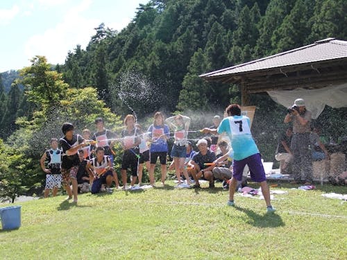 ”水鉄砲選手権大会”の様子。地域の有志による取組みを支援することも。