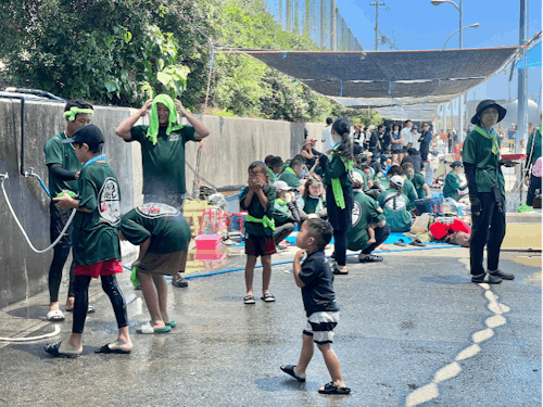 レース後の火照った身体を冷ます選手たち