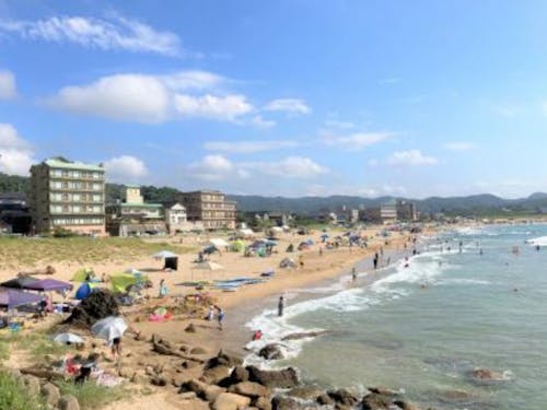 舞台となる夕日ヶ浦ビーチ