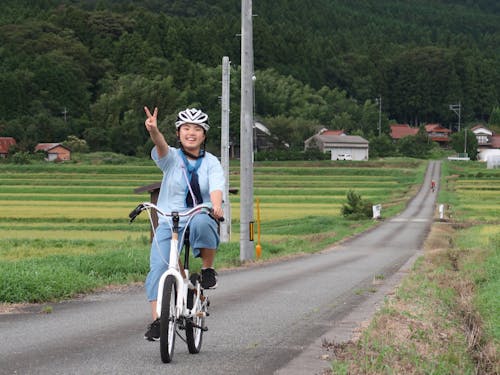 バンブーバイクを楽しむ様子