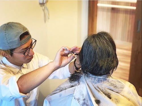 施設への出張カットの様子