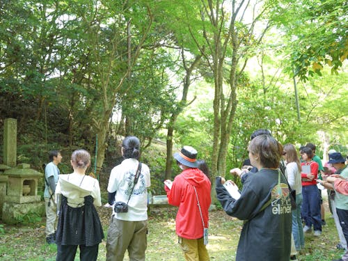 島体験研修中、フィールドワークのようす