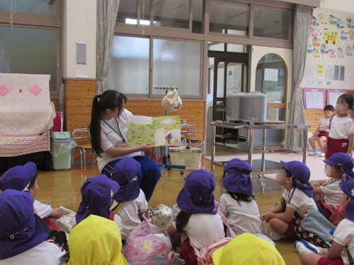 子どもたちに読み聞かせをする様子。
