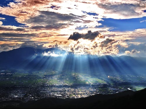 町の中心には市街地が広がります