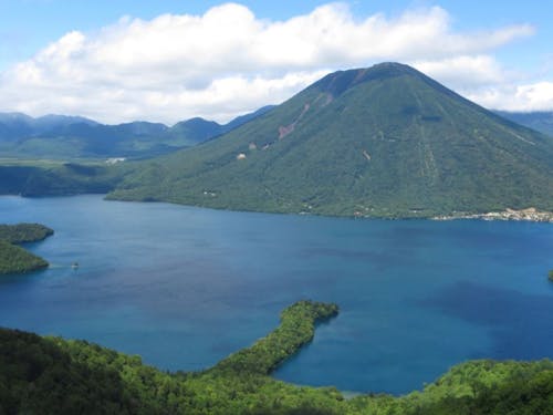 半月山展望台から眺める中禅寺湖と男体山