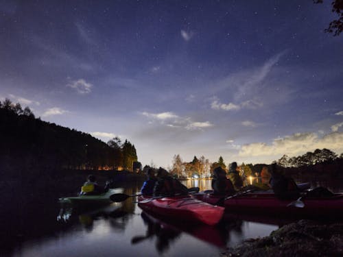 人気観光ツアーのいずみ湖ナイトカヤック