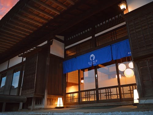 築約150年の邸宅を改装し、最大11名まで宿泊可能な一棟貸古民家宿泊施設です!