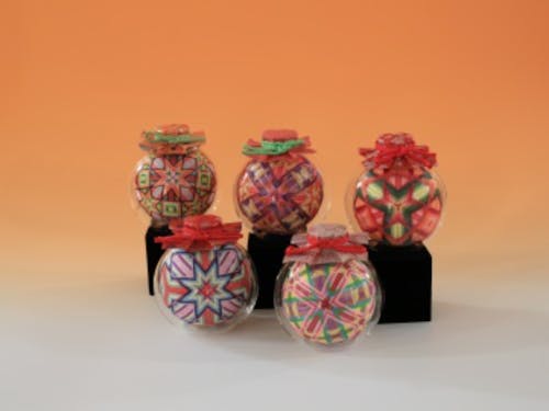 愛荘町の伝統的工芸品「愛知川びん細工手まり」