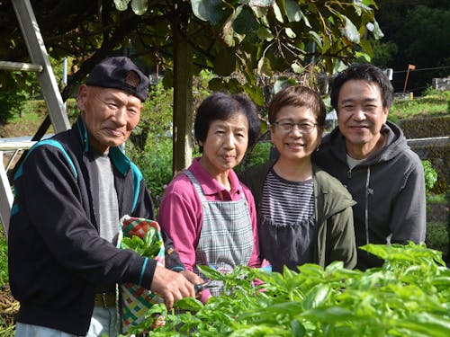 地元の生産者さんの元へも出向き、食材の活かし方を見極める松本さん。