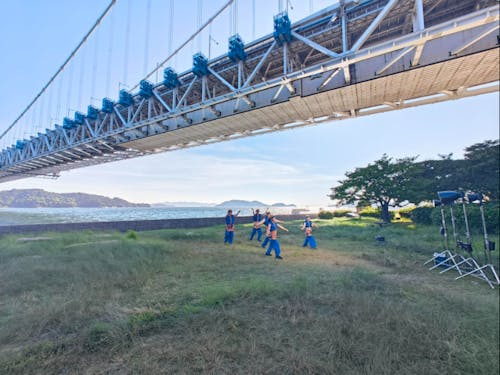 瀬戸大橋の下での撮影の様子