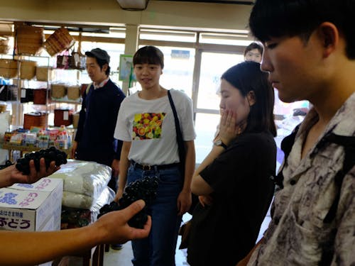 地域の方にお話を伺っている様子