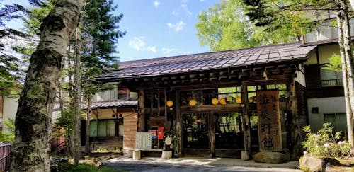 武田信玄の薬湯とされる奥蓼科温泉郷に佇む「渋・辰野館」。