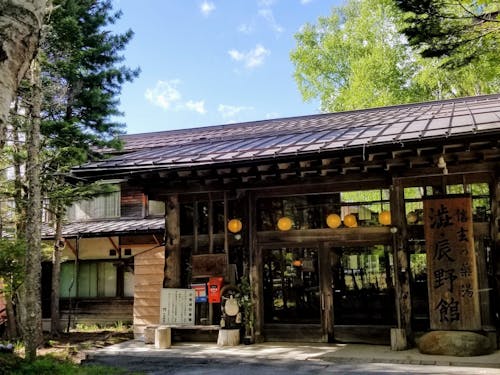 武田信玄の薬湯とされる奥蓼科温泉郷に佇む「渋・辰野館」。