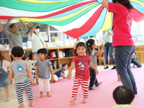 韮崎市内にある韮崎市 子育て支援センター「にら☆ちび」